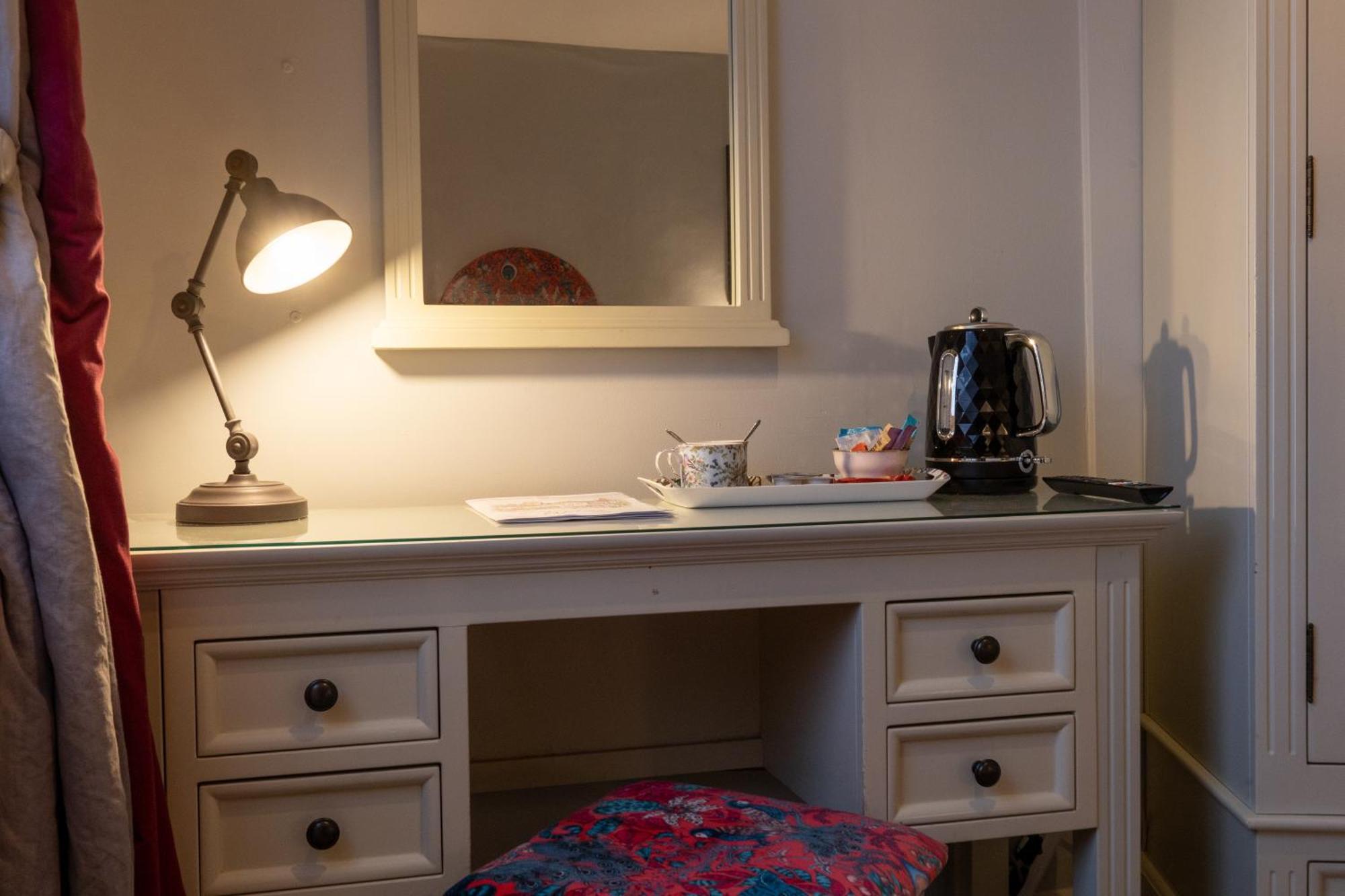 The Old Vicarage Hotel & Restaurant Bridgwater Exterior foto A dressing table