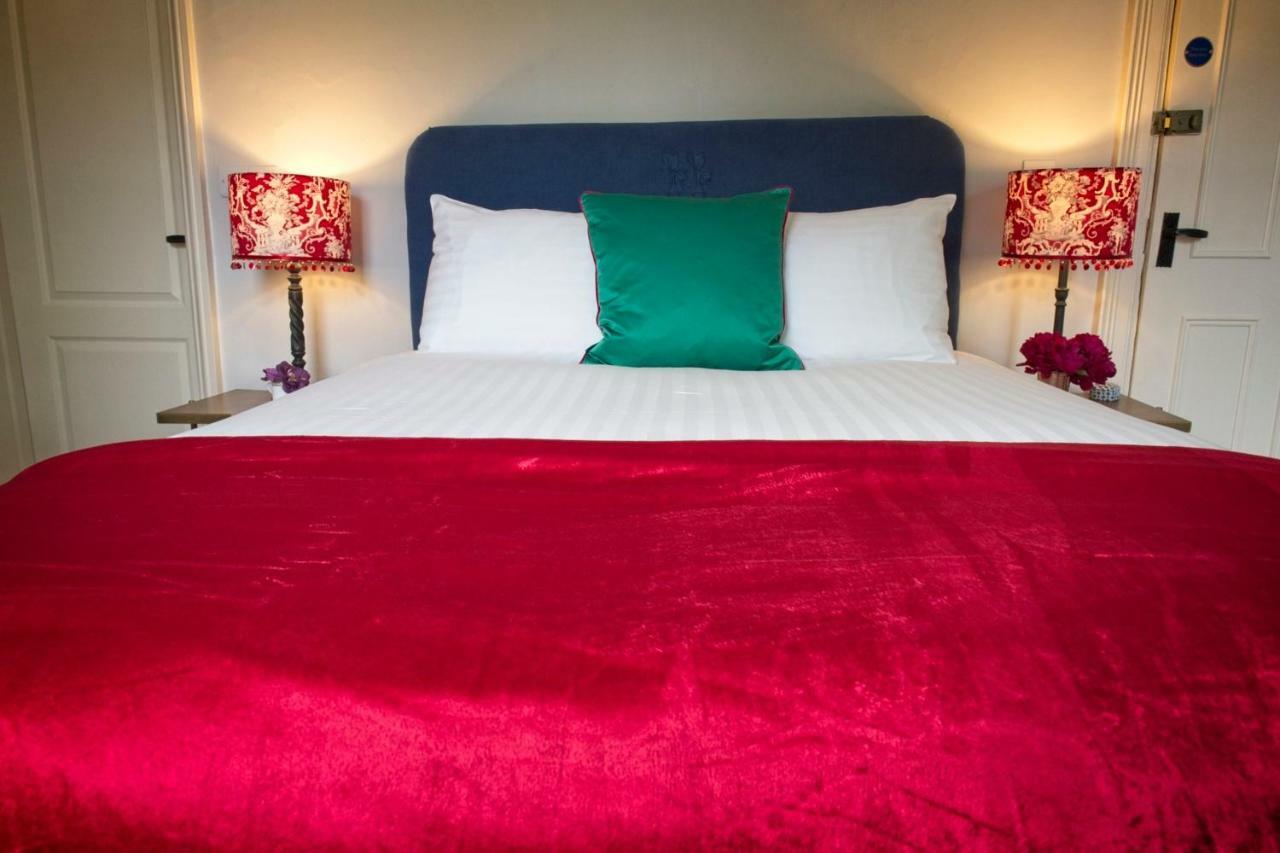 The Old Vicarage Hotel & Restaurant Bridgwater Exterior foto A bed with a red duvet